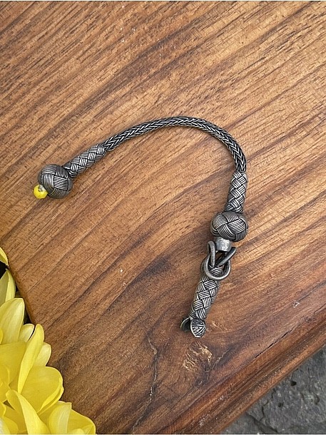 Dinamizmin İfadesi: Kamçı Modeli Renkli Zirkon Boncuklu Gümüş Kazaziye Tekli Tesbih Püskülü