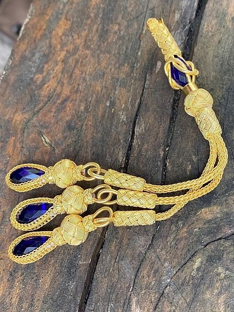 Göz Alıcı Işıltı: Yaldızlı Gümüş Kazaziye Zirkon Taşlı Üçlü Tesbih Püskülü Lacivert