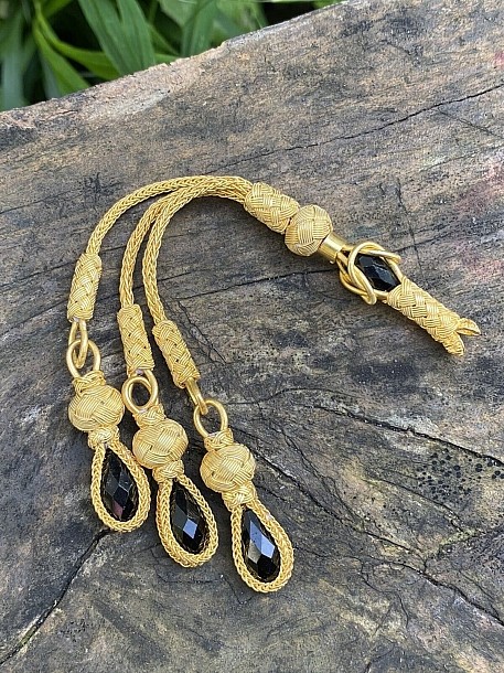 Göz Alıcı Işıltı: Yaldızlı Gümüş Kazaziye Zirkon Taşlı Üçlü Tesbih Püskülü Siyah