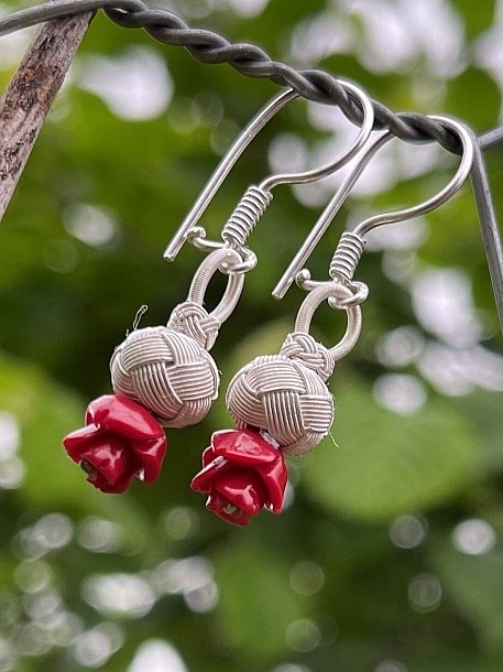 Gül Motifli Gümüş Kazaziye Sallantılı Küpe