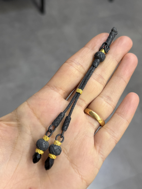 Gümüş Kazaziye Siyah ve Altın Rengi Kombinli Siyah Taşlı İkili Tesbih Püskülü