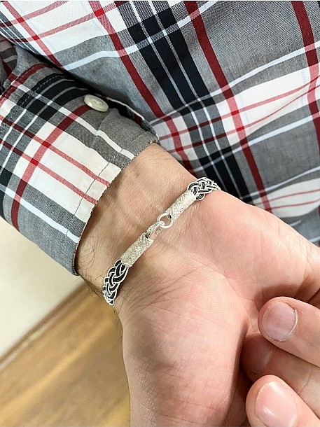 Gümüş Kazaziye Siyah Beyaz Detaylı Unisex Dört Sıralı Örme Bileklik