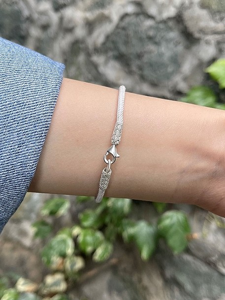 Gümüş Kazaziye Top Detaylı Beyaz Bileklik