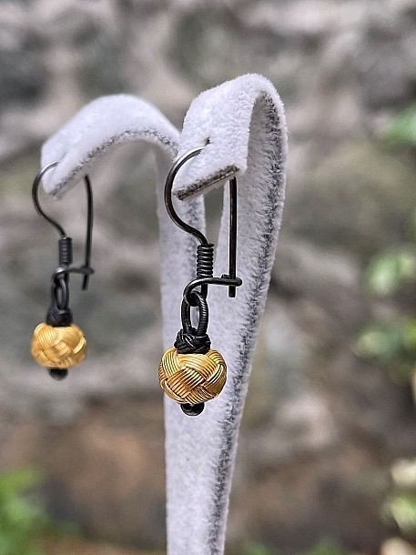 Kazaziye Altın Rengi Top Detaylı Sallantılı Küpe, 999 Ayar Gümüş, Minimal Zarif Tasarım