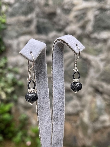 Gümüş Kazaziye Top Detaylı Siyah Beyaz Renklerde Sallantılı Küpe