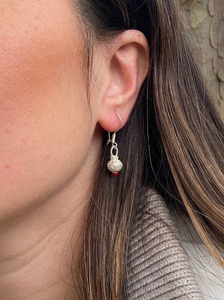 Kırmızı Boncuklu Gümüş Kazaziye Sallantılı Küpe