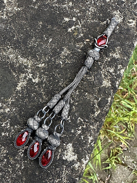 Kırmızı Kristal Taşlı Oksitli Üçlü Gümüş Tesbih Püskülü PUS303