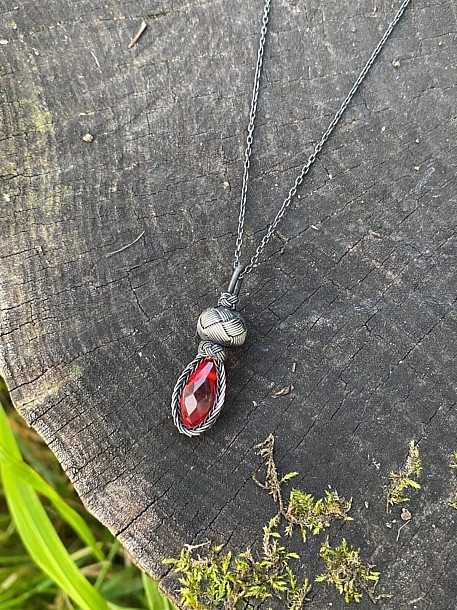 Kırmızı Taşlı Oksitli Gümüş Kazaziye Kolye