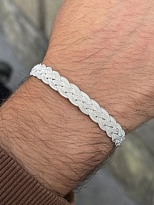 Örgü Sanatının Ihtişamı: Gümüş Kazaziye Dört Sıralı Örgü Bileklik Bıl031