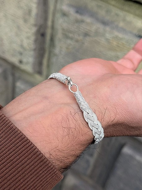 Örgü Sanatının Ihtişamı: Gümüş Kazaziye Dört Sıralı Örgü Bileklik Bıl031