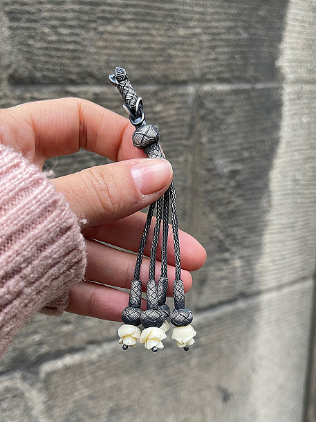 Renkli Gül Detaylı Dört Sallantılı Oksitli Gümüş Kazaziye El Örmesi Dörtlü Tesbih Püskülü