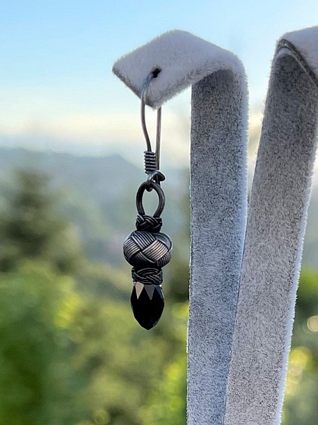 El Yapımı Gümüş Kazaziye Siyah Kristal Taşlı Sallantılı Küpe