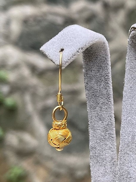 Kazaziye Top Detaylı Sallantılı Altın Rengi Küpe, 999 Ayar Gümüş, Minimal Zarif Tasarım