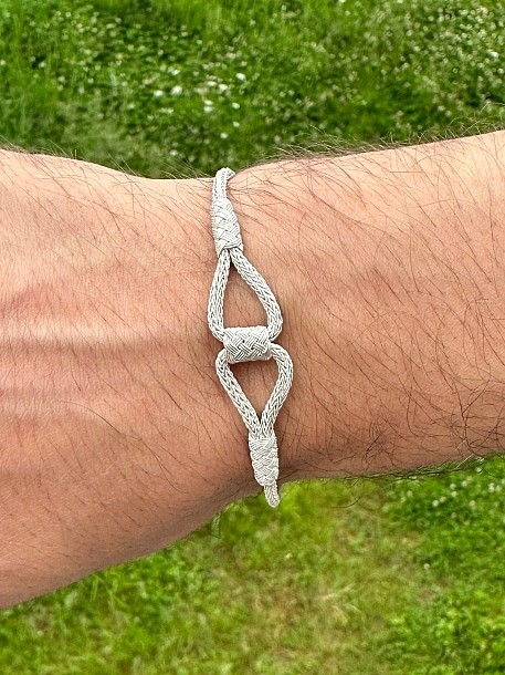 Zamansız Şıklık: Damla Gümüş Kazaziye Bileklik